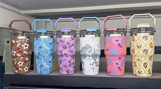 ￼Garrafa Copo Térmica Estampada 900 MLDecorada Com Alça e Canudo